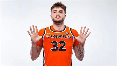 EDemirNBA's tweet photo. Owen Freeman is going to be a standout name for the Auburn Tigers this season.
The SEC is the place where he'll flourish as a senior. Believing in him as a serious All-Conference level impact-maker. Here's my in-depth piece on him from a few years ago: https://t.co/OR2aO3fUGA https://t.co/ip8lFo0fwt
