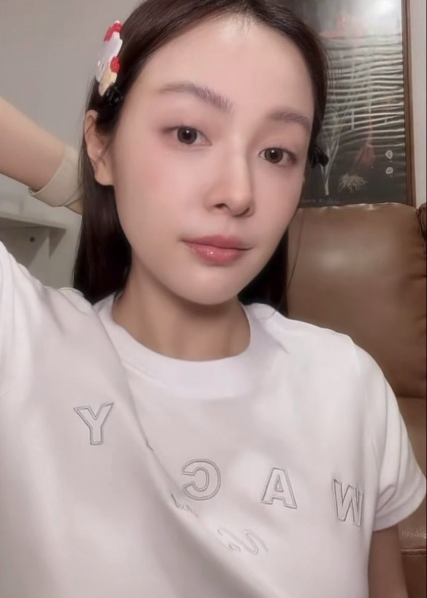ggq0xr's tweet photo. เหมือนจนคิดว่าโซฟาเดียวกันหรือโซฟาเดียวกันจริงๆ 🤣

/ ของพี่อุ้มติดกำแพง ของแบมไม่ติด เดาไปก่อนว่าคนละอัน อาจจะซื้อใหม่มั้ยนะ ปกติจะเห็นโซฟาสีน้ำตาล https://t.co/WQkH1VLgUs
