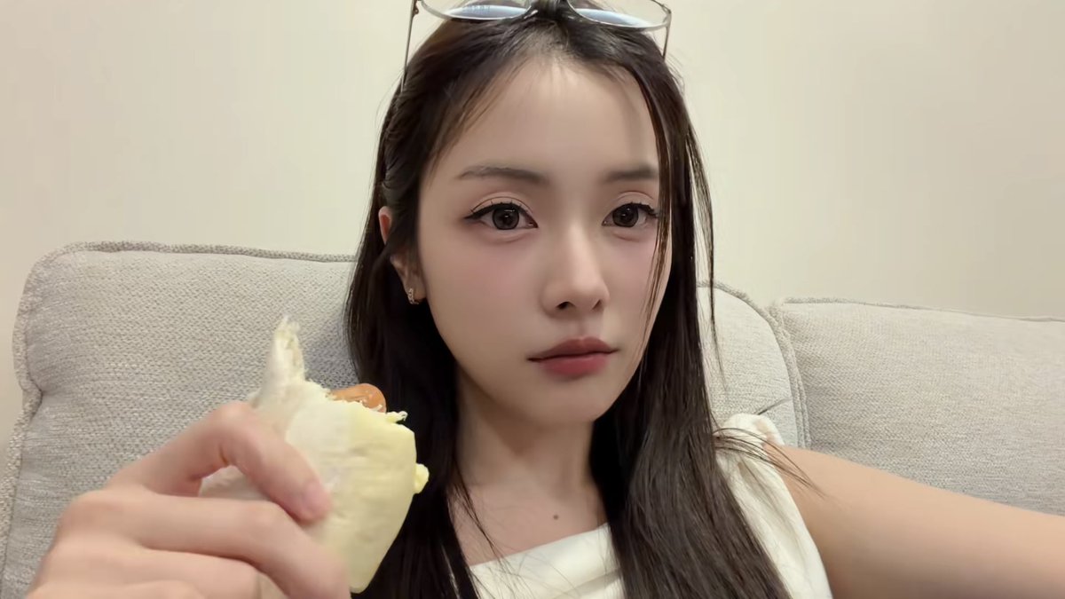 ggq0xr's tweet photo. เหมือนจนคิดว่าโซฟาเดียวกันหรือโซฟาเดียวกันจริงๆ 🤣

/ ของพี่อุ้มติดกำแพง ของแบมไม่ติด เดาไปก่อนว่าคนละอัน อาจจะซื้อใหม่มั้ยนะ ปกติจะเห็นโซฟาสีน้ำตาล https://t.co/WQkH1VLgUs
