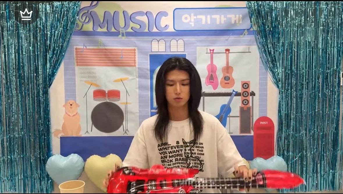 jungsupudding's tweet photo. the drum on the background... :( https://t.co/MQcp5zn4tl