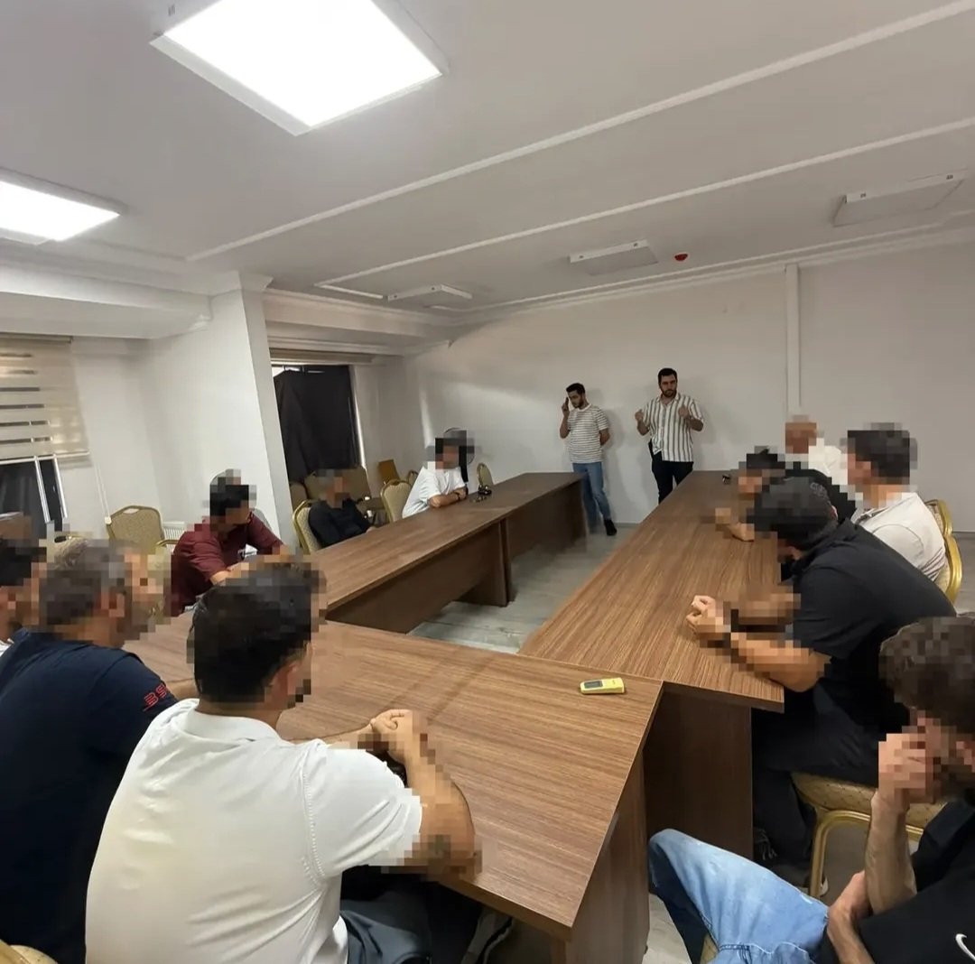Bingol_DSM's tweet photo. "AİLE İÇİ ŞİDDET"
Bingöl il Emniyet Müdürlüğü toplum Destekli Polis şube müdürlüğü ortaklığında gerçekleştirilen etkinlikte, yükümlülere. Aile içinde öfke kontrolü, etkili iletişim yöntemleri ve anlaşmazlıkların şiddete başvurmadan çözülmesinin yolları vurgulandı. https://t.co/edx0vCPlDf
