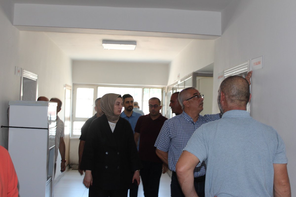 ElazigRuh's tweet photo. Hastanemiz Başhekimi Uzm. Dr. Hilal Kaya ve hastane yönetimi, hastanemiz birimlerinde yerinde incelemelerde bulunarak sağlık çalışanlarımızla istişare gerçekleştirmiştir. https://t.co/ibn6yMKW42