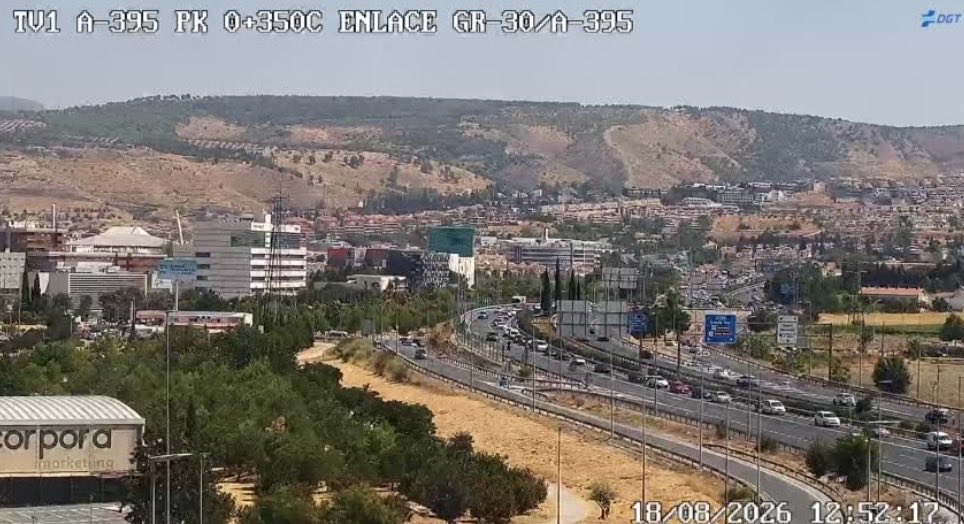 GacetaGranada's tweet photo. 🚨🚨🚨 La circunvalación de Granada está colapsada. La gente huye de la ciudad tras la sucesión de terremotos. https://t.co/eL0jKDEC5Z