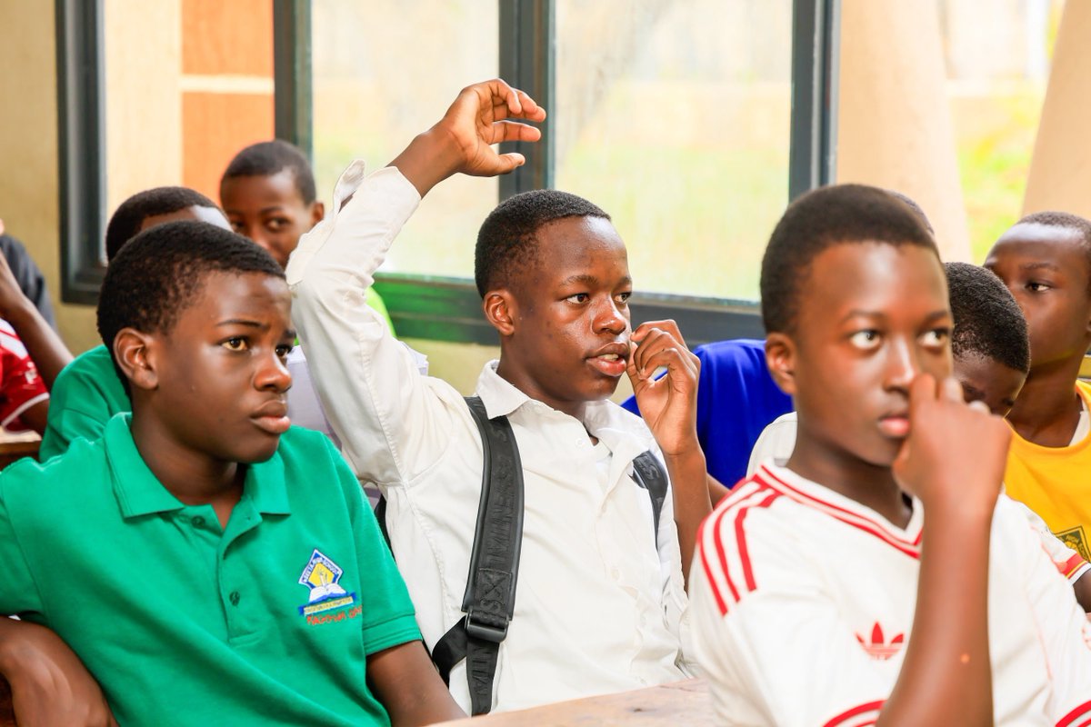 reachahand's tweet photo. The goal is to become better every day. 💯

At Seeta High School, students are learning, sharing, and growing together through meaningful peer learning sessions. 

#BeBetterCampaign #BeBetter #ReachAHandAfrica https://t.co/xsxyqxAOls