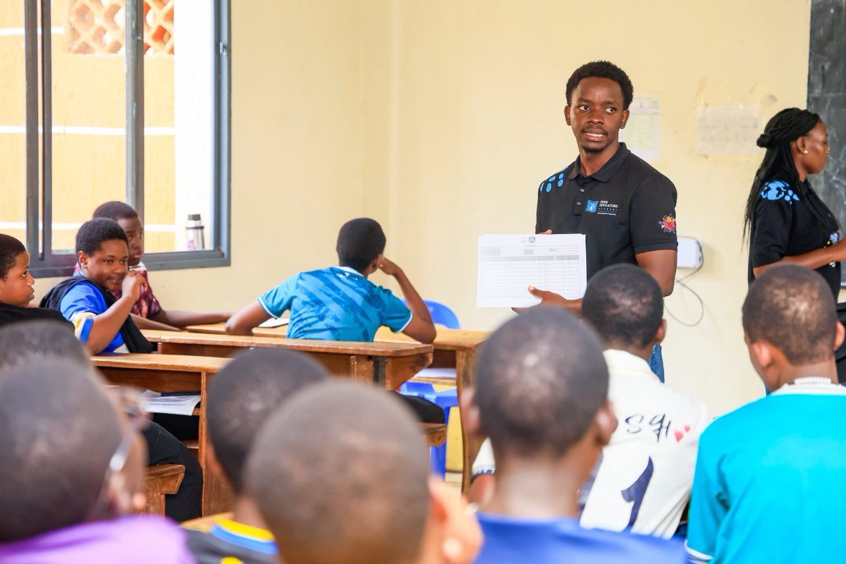 reachahand's tweet photo. The goal is to become better every day. 💯

At Seeta High School, students are learning, sharing, and growing together through meaningful peer learning sessions. 

#BeBetterCampaign #BeBetter #ReachAHandAfrica https://t.co/xsxyqxAOls