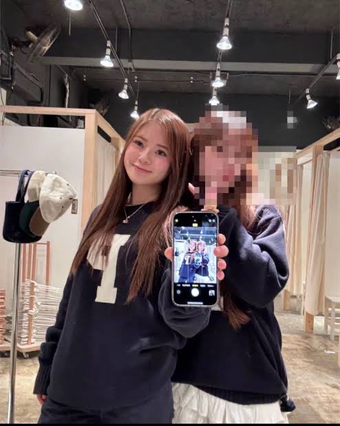 japan_miyu_'s tweet photo. 【続報】 

慶應義塾大学4年 
新沢かれん（22）

「慶応大学内の知り合いも多数被害」

今思えば不自然にお金が抜かれてたし、
大学には盗難注意の張り紙が掲示されてた

《本人と知り合い関係だった元友人は語る》

今思うと自分のお金が抜かれてたのも
"あの人"の仕業だったんだなと

《犯行動機は"見栄"だと思います》

新沢はアメリカカリフォルニア州の高校を卒業
AO入試で慶應義塾大学に入学

《被害金額は大学内犯行も含めると報道以上か》