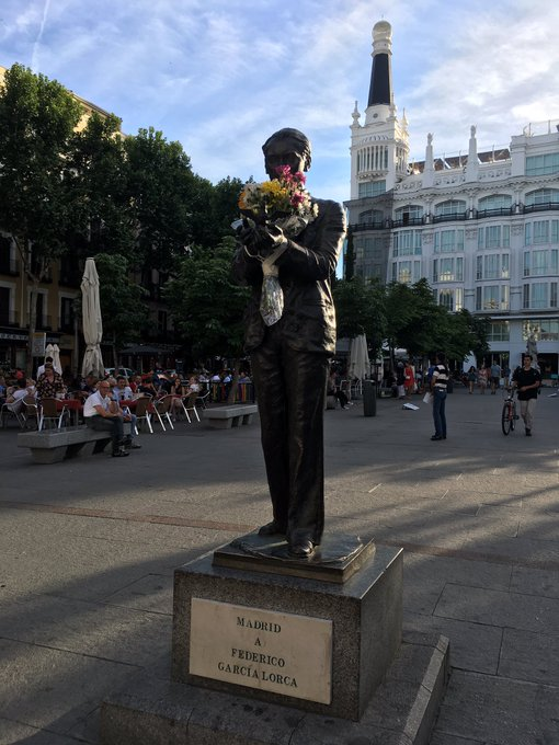 emilio_delrio's tweet photo. 90 años se cumplen hoy del asesinato de Lorca x los sublevados contra la República
Lorca es uno de los más grandes,saberse algún poema suyo es obligatorio
"¡Mira qué orilla tengo de jacintos!
Dejaré mi boca entre tus piernas,
mi alma en fotografías y azucenas"
Poeta en Nueva York https://t.co/eVQXYvZcsi