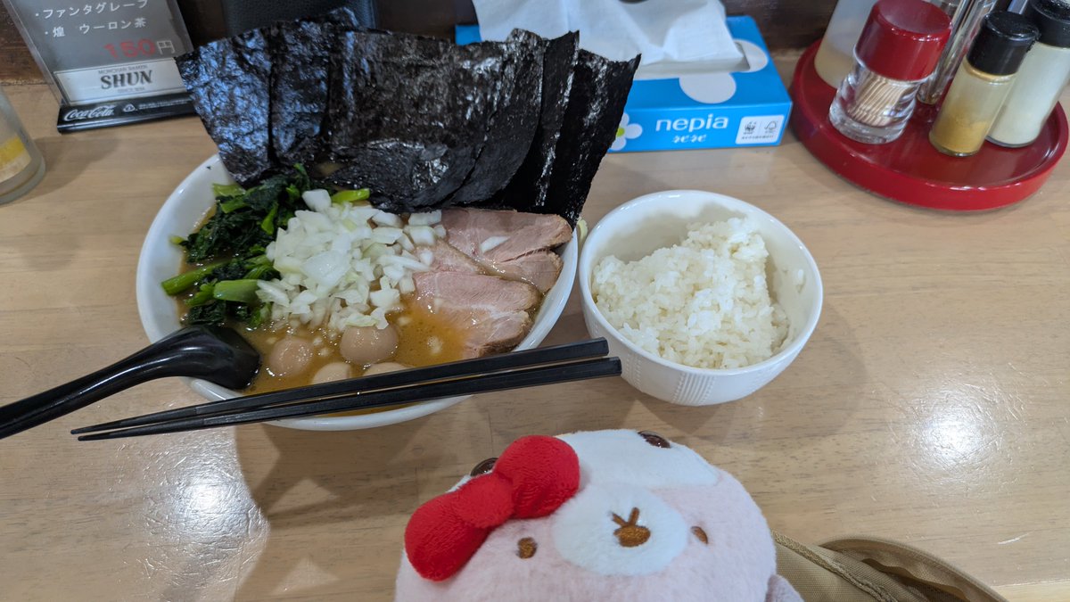yoshi1996031's tweet photo. 8月12日 来店 MONCHAN RAMEN SHUNさん 
中盛 980円+チャーシュー 300円+ほうれん草 150円+玉ねぎ 150円+海苔 100円+うずら 100円+小ライス 150円+烏龍茶 200円=2,130円
ごちそうさまでした♪
#MONCHANRAMENSHUN
#家系ラーメン
#ランチ https://t.co/OAO6Dbq9sr