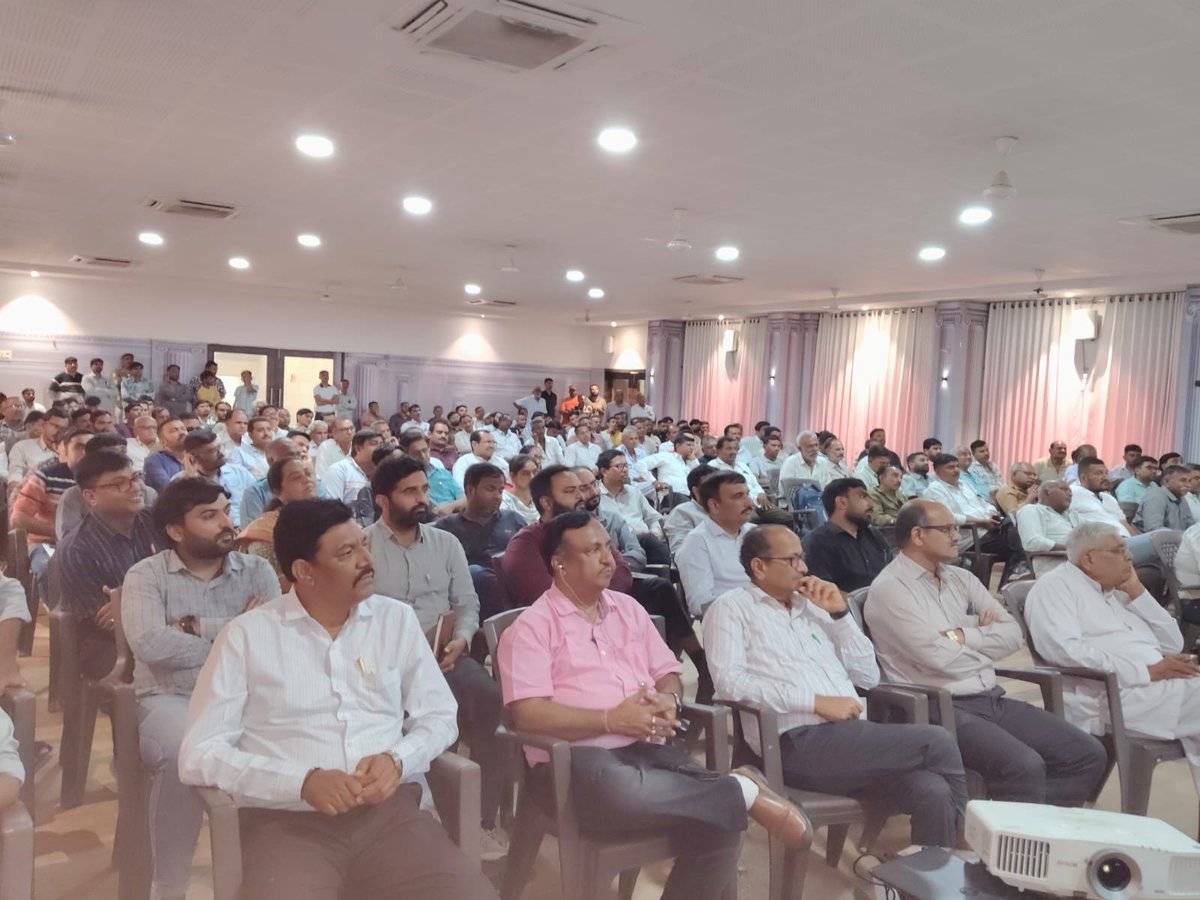 VBGRAMGGONDAL's tweet photo. માર્કેટીંગ યાર્ડ ગોંડલ ખાતે માન. શ્રી મનસુખભાઈ માંડવીયા, સાંસદ સભ્ય, અને કેન્દ્રીય મંત્રી શ્રી, ��ારાસભ્ય શ્રી, કલેક્ટર સાહેબ, જિલ્લા વિકાસ અધિકારી સાહેબ, તાલુકા પંચાયત ના પ્રમુખશ્રી તથા તાલુકા વિકાસ અધિકારીશ્રી ની ઉપસ્થિત માં સરપંચ સંવાદ યોજવામાં આવ્યો. https://t.co/uXBVO9sNEY