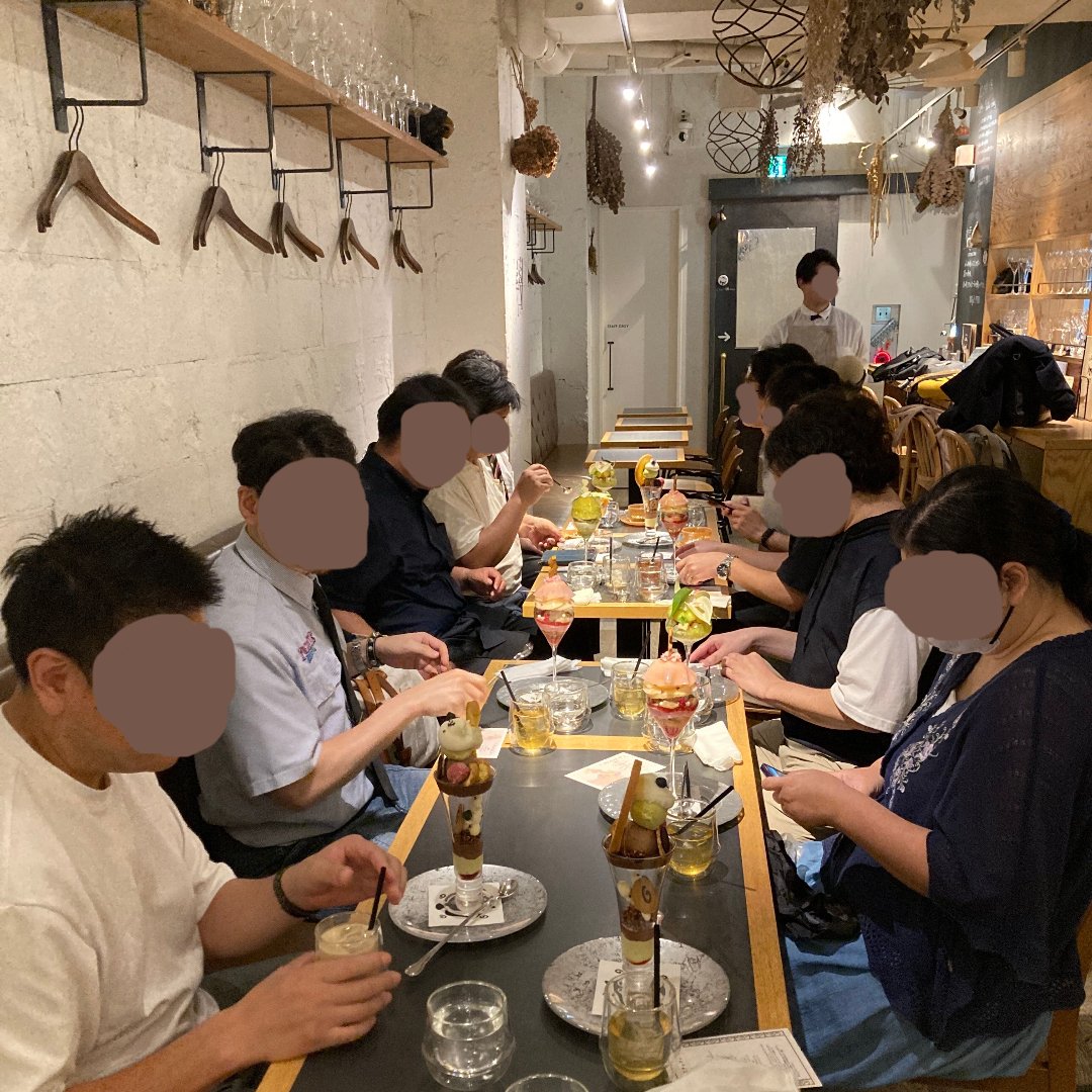 ridecore2017's tweet photo. 先日全社員会議を行いました
みんなでパフェを食べました😋

夜パフェ専門店モモブクロ　池袋店

営業時間外に入らせていただきました
丁寧なご対応と素敵なパフェ、ありがとうございました

パフェはとても繊細でとても美しく、食べるのがもったいなかったです
もちろんとても美味しいです https://t.co/6HWqWWDzYd
