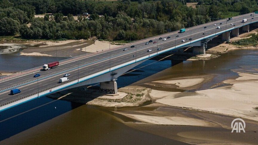 anadoluagency's tweet photo. 💧 Poland imposes water-use restrictions in at least 630 municipalities

⚠️ Restrictions include limits on watering gardens, washing cars and filling private swimming pools

🇵🇱 About 70% of the country faces low or extremely low water levels amid heat and insufficient rainfall https://t.co/7fwI3OcSJg