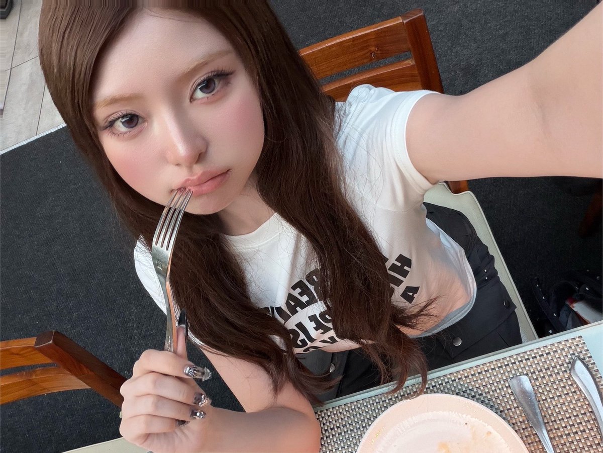 hawmfawn's tweet photo. In and Out for foodssssss https://t.co/XoQJV7xQhA