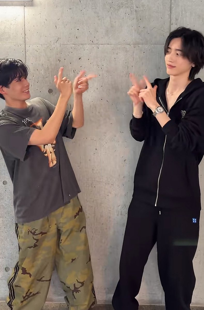lifegoes728's tweet photo. こんなにしっかり目が合ってる瞬間が0.00000000000000024秒しかないのみちながすぎる https://t.co/4Ej1TUXxPj