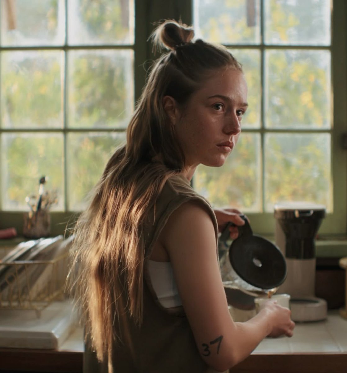 malydolfo's tweet photo. the most lesbian anyone has ever looked on screen https://t.co/bGMd2OtJCQ