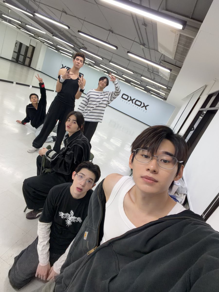 NapatJunior's tweet photo. five weeks left #ATLASRisingUpConcert https://t.co/ZZyg10mSFu