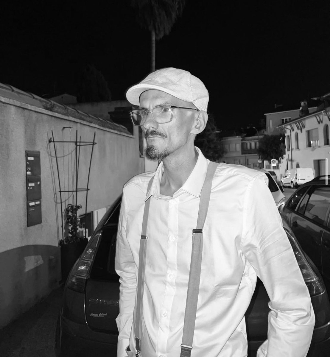 lapreskription's tweet photo. 🚨 Il y a un an, Jean Pormanove nous quittait en plein direct.

Le 18 août 2025, Raphaël Graven, connu sous le nom de Jean Pormanove, est décédé à l’âge de 46 ans alors qu’il participait à un live-marathon de plus de 12 jours sur Kick.

Une pensée pour lui 🕊️ https://t.co/gOzvdOKeWm