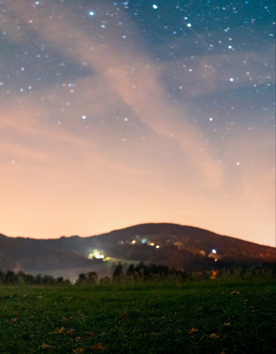 vlaaacek's tweet photo. keep your head high
looking at the night sky https://t.co/iG3PCyOKFM