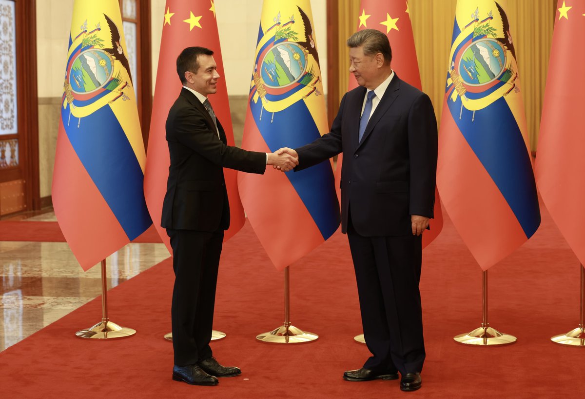 Presidencia_Ec's tweet photo. 🇪🇨🤝🇨🇳 Ecuador se proyecta ante el mundo con encuentros de alto nivel durante la gira oficial del presidente @DanielNoboaOk en China. 

Reunión con su homólogo de la República Popular China Xi Jinping, con quien abordó temas importantes para impulsar una agenda enfocada en: 

✅ Abrir más mercados para nuestros productos.
✅ Atraer inversión, generar empleo.
✅ Ampliar la cooperación en tecnología, infraestructura, energía y educación.