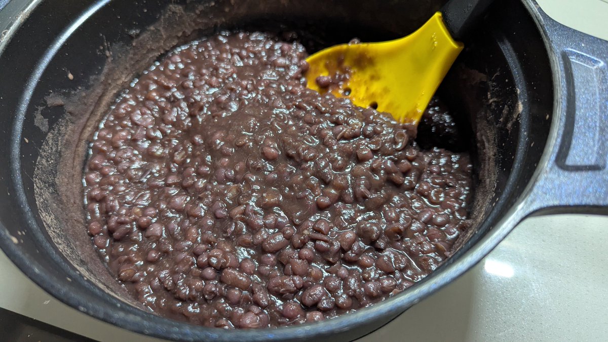 actbemu's tweet photo. 手作りあんこ。
先週は大納言小豆で失敗したので、今日は普通の小豆でリベンジ。超簡単な「#奥薗流 #あんこ」。

夕食後、ナッツとチューハイのかたわらグツグツと。

できたっぽい。IHなので焦げ付かないよう緩めの仕上がり。味見と言いながら、大福餅並みの量を口に。美味い！ https://t.co/1ocnEMRZew
