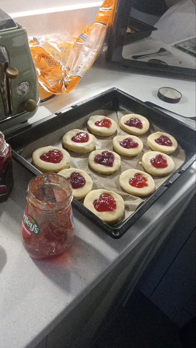droolingpupi's tweet photo. Making cookies for dada:3 
#nsfwtwtًً #baking #sub https://t.co/g2ODFrq7v4
