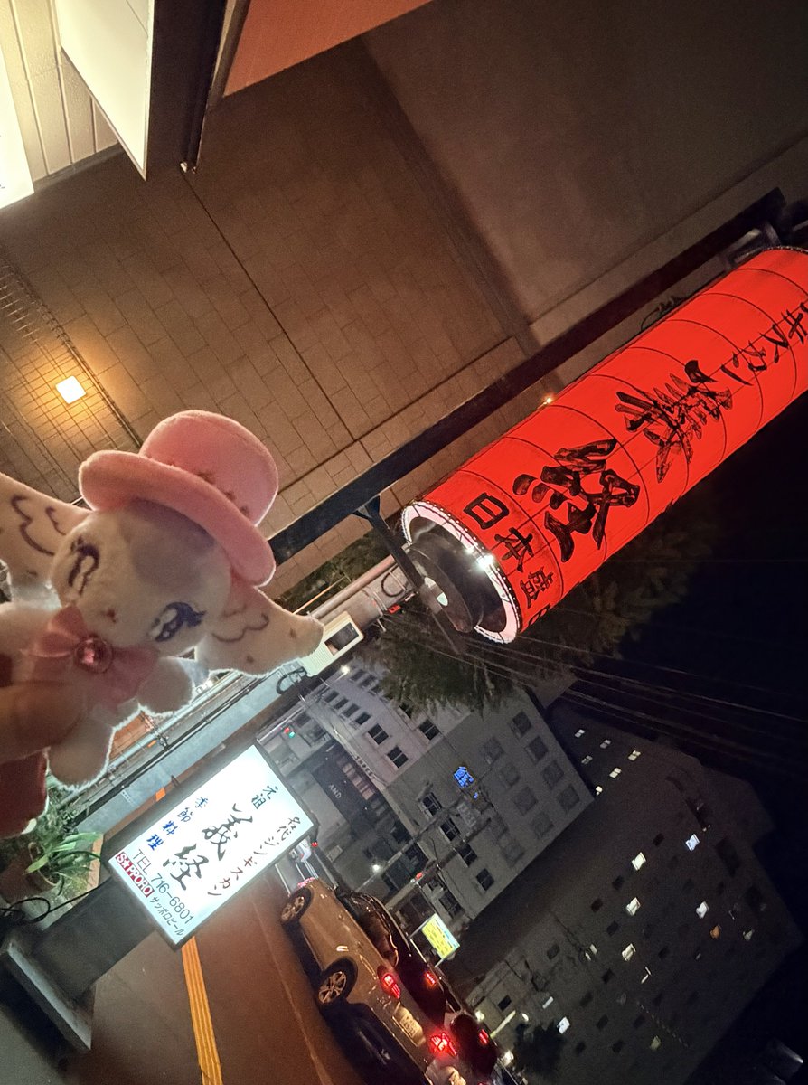 tk2341_poe's tweet photo. はじめての全国ツアー出演という事で、こちらもはじめてついて回ったのですが、全国ツアー本当に本当にたのしかった🌸 ドタバタしながらも各地楽しんで、どこ行っても会える友人たちがいてかなり面白い（笑）北海道飯はナイスな名前のお店を見つけてもらい、ジンギスカンたべました😽また全ツ行きたい~ https://t.co/UIFDb5GdUK