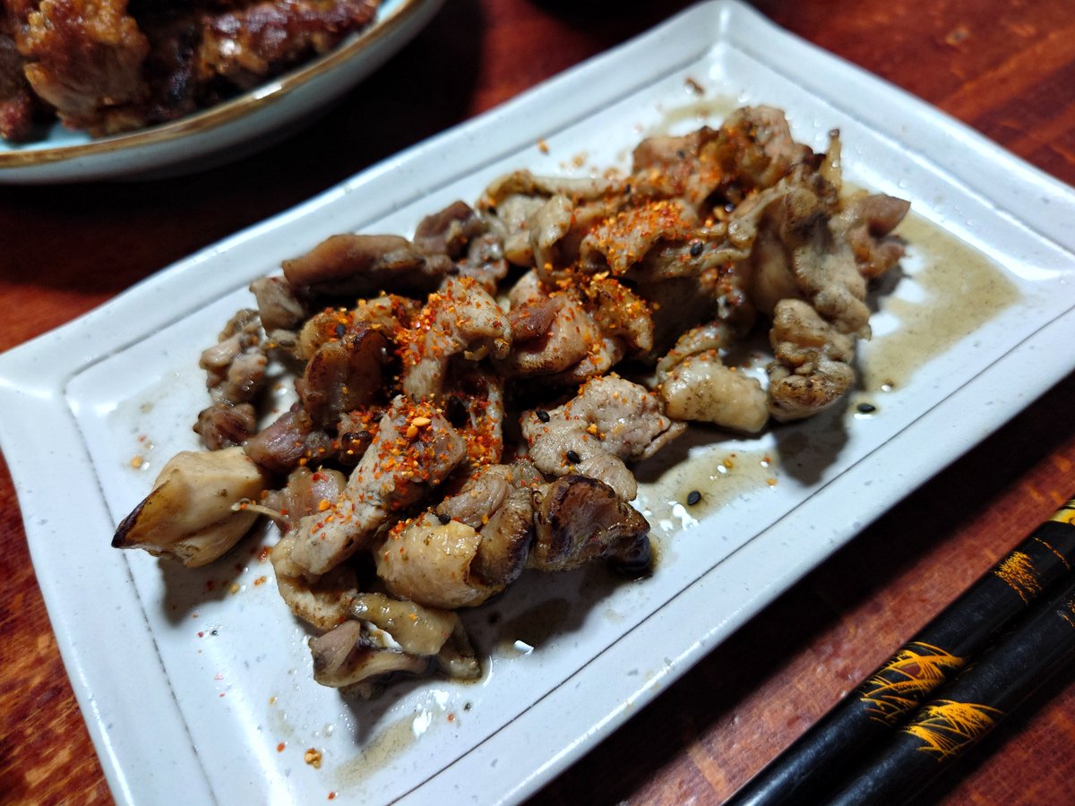 U_ichi22's tweet photo. こんばんは•*¨*•.¸¸♬︎

豚こま切れカリカリに焼いたんやけど
ニンニク効かせすぎたな。。。

明日臭いぞ🤣⍣

ﾓｲﾓｲ🍻

#晩酌 https://t.co/reOxeykWBM
