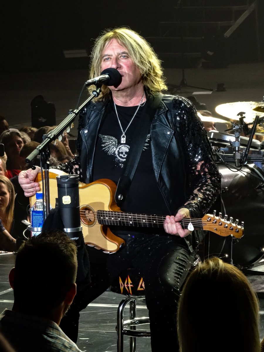 DefLeppardRB's tweet photo. Joe Getting to play the Guitar on a song.
#joeelliott #defleppard
Photo by Cindy Johnston Thank you https://t.co/3gmM7z1KTL