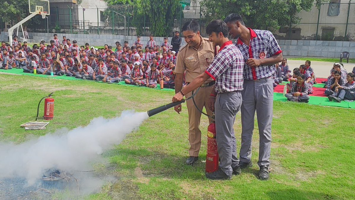 kvshahdara1's tweet photo. PM SHRI KV Shahdara conducted a Fire Safety Orientation and Mock Drill in collaboration with the Delhi Fire Department. Students and staff learned essential safety measures, emergency preparedness, and evacuation procedures through practical demonstrations.

  @kvs_ro @KVS_HQ https://t.co/YOF3ymNxsA