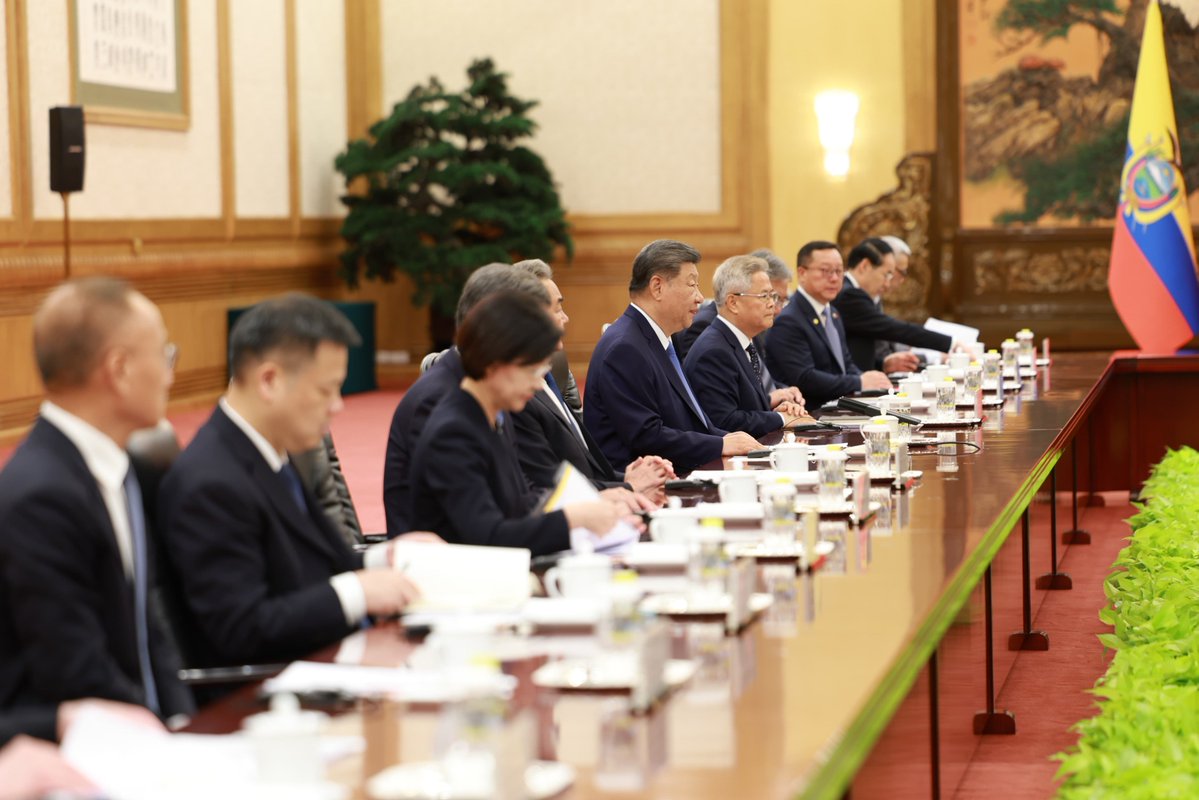 Presidencia_Ec's tweet photo. 🇪🇨🤝🇨🇳 Ecuador se proyecta ante el mundo con encuentros de alto nivel durante la gira oficial del presidente @DanielNoboaOk en China. 

Reunión con su homólogo de la República Popular China Xi Jinping, con quien abordó temas importantes para impulsar una agenda enfocada en: 

✅ Abrir más mercados para nuestros productos.
✅ Atraer inversión, generar empleo.
✅ Ampliar la cooperación en tecnología, infraestructura, energía y educación.
