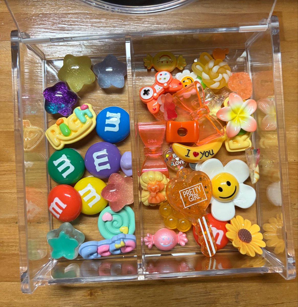 realpiece_s2's tweet photo. こないだパーツ屋さんでオレンジのものばっか量り売りで選んで、まだ入りそうだったからリアピカラーも詰め込んだ🧡💙💚💛💜さて、どうデコろうかな🤭 https://t.co/zzWMv0FBzR