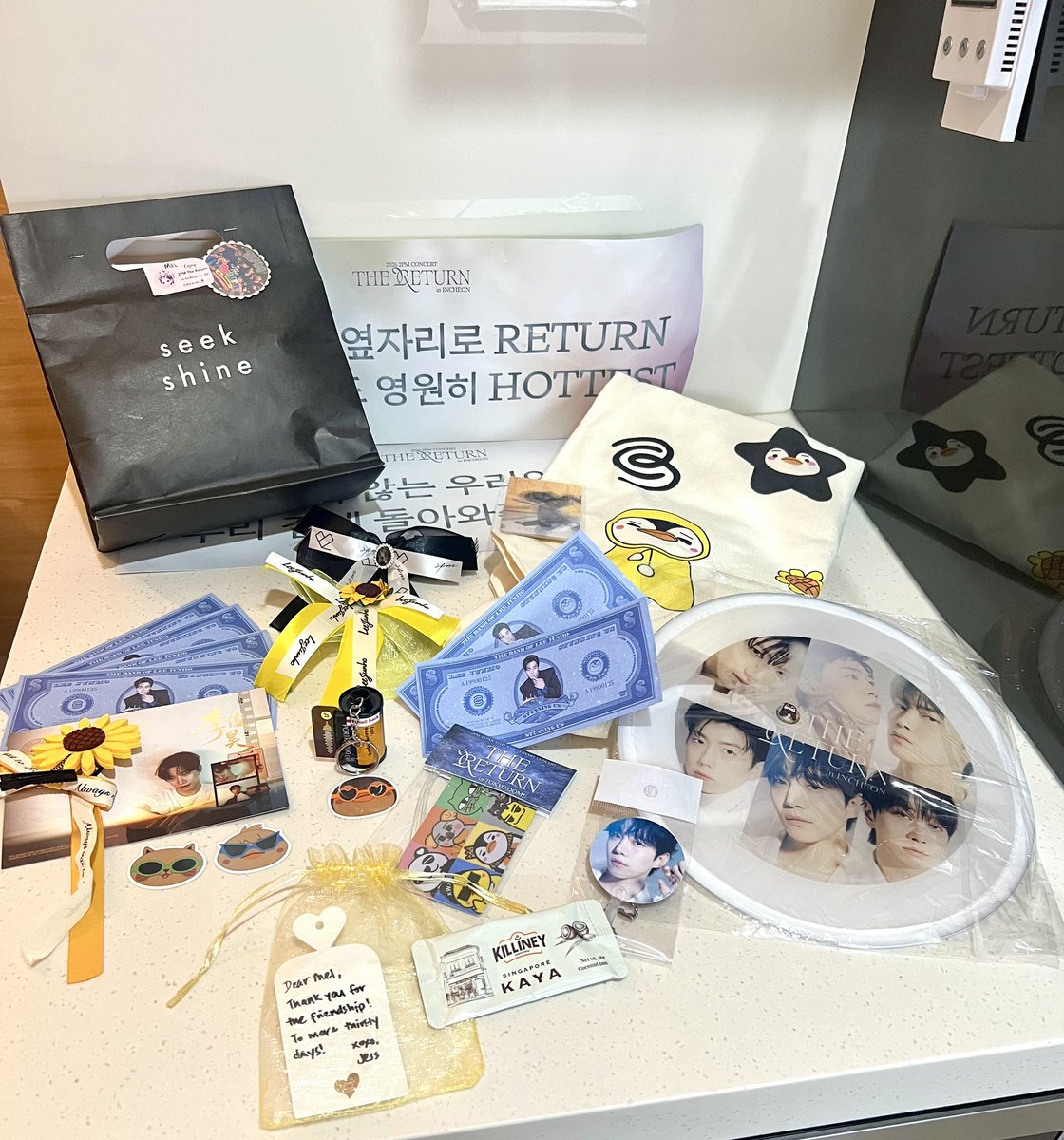 DOCMEL_2009's tweet photo. Just look at all these precious #2PM_THE_RETURN treasures! From gorgeous fan gifts and handmade trinkets to candies and photos. 🥹💛😍🤩

So much love, kindness, and friendship packed into these little treasures. It was also so wonderful meeting fellow HOTTESTs from across the 🌎 https://t.co/iXXUdCn5tU