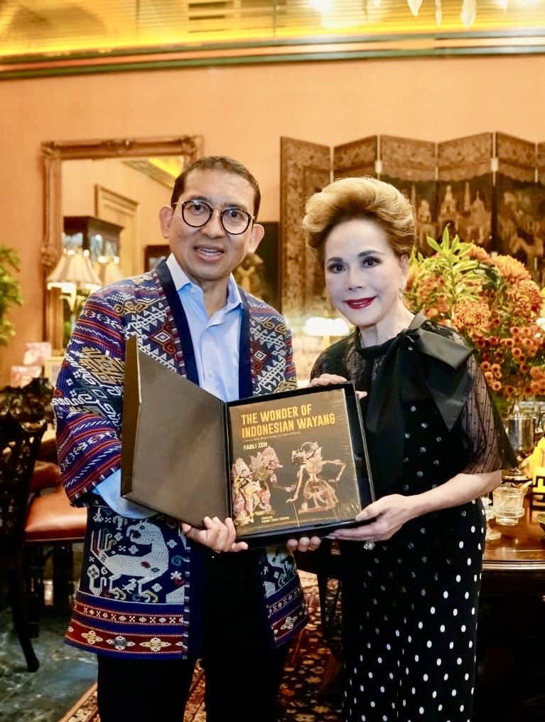 fadlizon's tweet photo. Di hari peringatan kemerdekaan ke-81 RI, usai karnaval malam hari sempat silaturahmi n bincang2 dg Ibu Ratna Sari Dewi Soekarno, istri Bung Karno. Usia beliau kini 86 th, tetap energik n cinta budaya Indonesia. Sy berikan buku tulisan sy “The Wonder of Indonesia Wayang”. https://t.co/OMVCkKQFuh