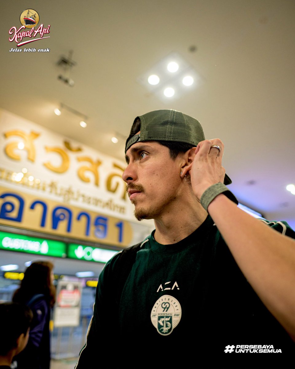 persebayaupdate's tweet photo. Sad Wad Dee Khap Thailand 🇹🇭

Tim Persebaya sore ini mendarat di Bangkok, besok akan melanjutkan perjalanan ke salah satu Kota di Thailand untuk menjalani pemusatan latihan di sana sampai 27 Agustus mendatang.

Untuk dulur-dulur Bonek dan seluruh pecinta Persebaya, mohon maaf bila Cak Min minim update dalam rangkaian training camp di Thailand ini. Tim butuh privacy dan latihan tertutup menjelang Super League.

Salam Satu Nyali
WANI…!

#Persebaya #Persebayauntuksemua