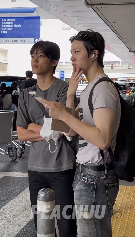 resourcefus's tweet photo. menurut gue yang pesen uber si hwan, yang bikin itinerary pun si hwan, yang tau map juga hwan, yang ngide ngonten juga hwan, yang nentuin mau makan apa juga hwan lagi… alias fungsi jong gatau apa selain ngintil aja. https://t.co/6be2chUGhD