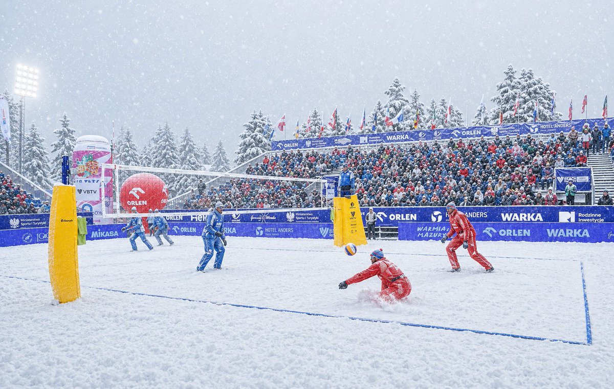HarinaCarlos's tweet photo. @Jakub110Jakub Jest siatkówka plażowa,  to czemu nie śniegowa 😁 https://t.co/Ouigomrn6S