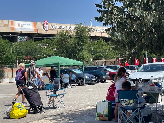 IndeGranada's tweet photo. La población granadina se echa a la calle

Tras la sucesión de terremotos, tres de ellos de magnitud por encima de 4, la ciudadanía ha llenado plazas y espacios públicos como la explanada de Los Cármenes
👇👇👇
https://t.co/S63drccdCF https://t.co/9REtYNnulg