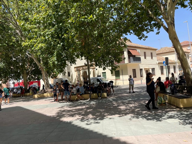 IndeGranada's tweet photo. La población granadina se echa a la calle

Tras la sucesión de terremotos, tres de ellos de magnitud por encima de 4, la ciudadanía ha llenado plazas y espacios públicos como la explanada de Los Cármenes
👇👇👇
https://t.co/S63drccdCF https://t.co/9REtYNnulg