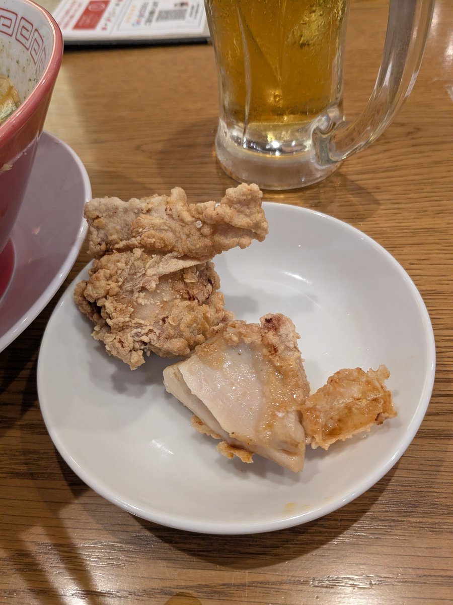 KASYUUHA's tweet photo. 今日も生き延びたので乾杯！

翌朝に引かないタイプだからこれができるのが強い

別にビールがそこまで大好きなわけじゃないけど、唐揚げにはビールと広辞苑にも載ってるから… https://t.co/3hMlmrahni