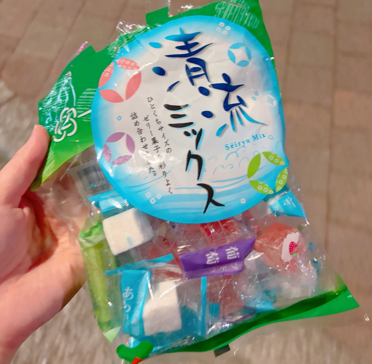 yanahi_lima's tweet photo. こういう寒天ゼリー系のお菓子とか好きなんだけど、流石におばぁすぎる？？
金平糖とか琥珀糖とか羊羹とかも好きなんだが… https://t.co/2YGwB9D0Cu