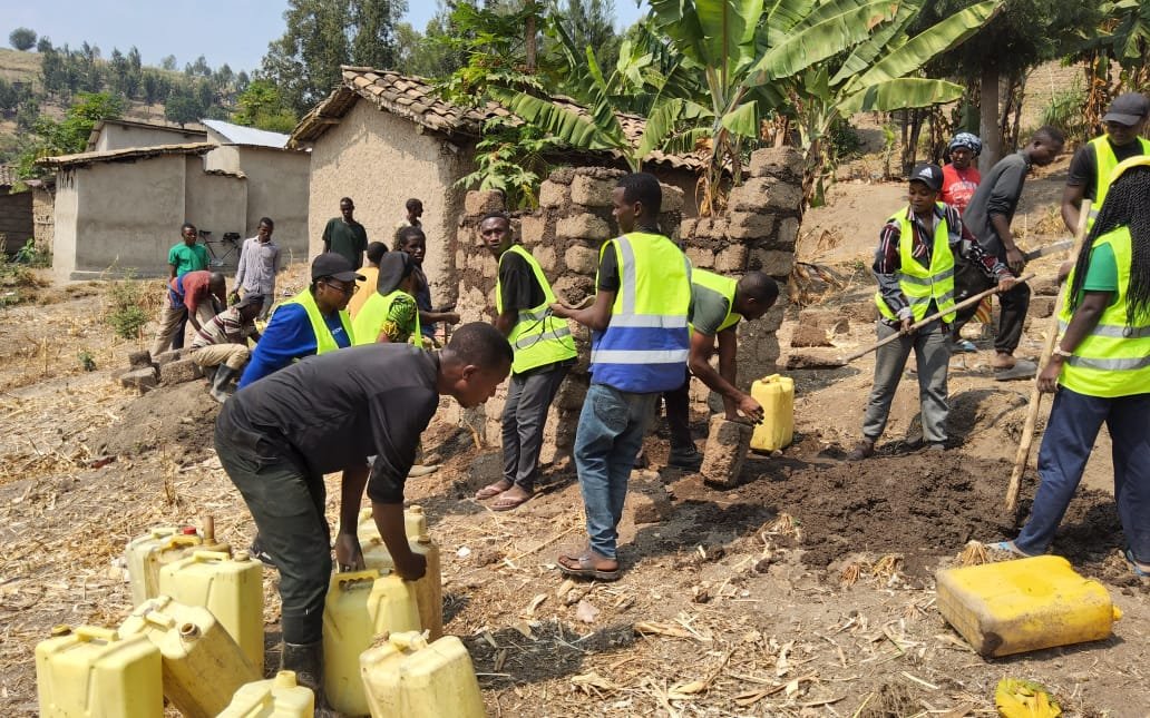 nycnyanza's tweet photo. Uyu munsi muri @SectorMuyira mu @NyanzaDistrict, Urubyiruko rwakoze igikorwa cy'umuganda wo kubakira Abaturage ubwiherero. Ni igikorwa cyagaragaje ubwitange, ubukorerabushake n’uruhare rw’urubyiruko mu guteza imbere imibereho myiza y’abaturage no kubaka igihugu. @RwandaYouthArts https://t.co/Oyi3U4DrP0