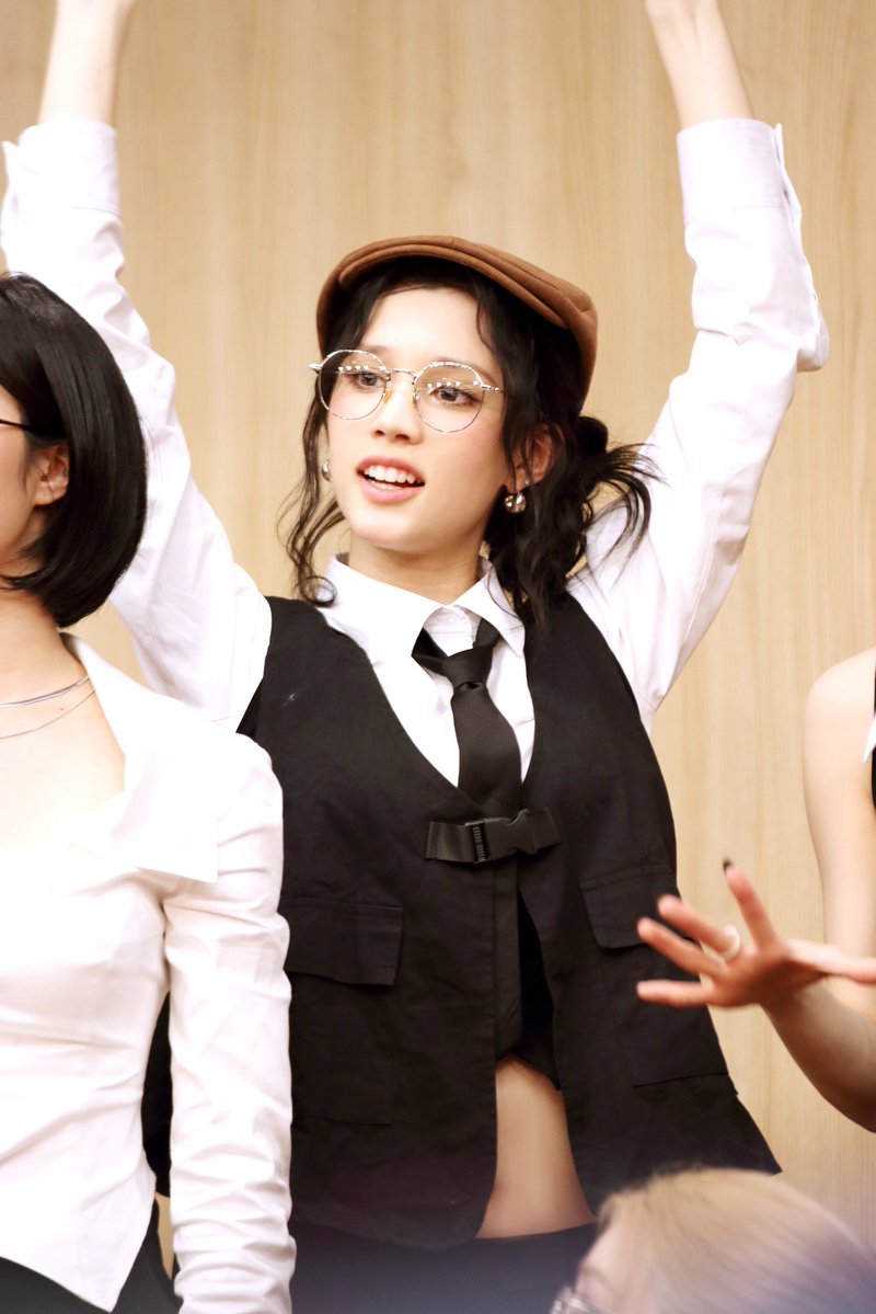 jess4dime's tweet photo. 20260412 케플러 CRACK CODE 에버라인 팬사인회
휴닝바히에 part. 2 (4/4)
#휴닝바히에 #HUENING_BAHIYYIH
#バヒエ #케플러 #Kep1er #ケプラー
#More_Schedules_For_Kep1er
#Klap_Stop_Mismanaging_Kep1er
#Wakeone_Stop_Mismanaging_Kep1er https://t.co/VBSu4nMHla