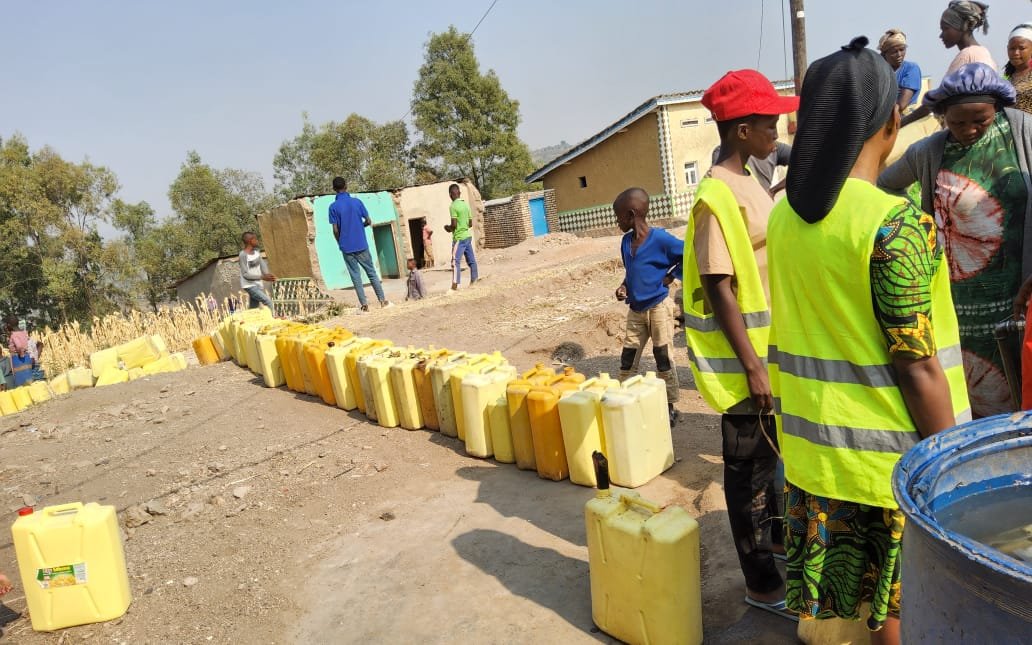 nycnyanza's tweet photo. Uyu munsi muri @SectorMuyira mu @NyanzaDistrict, Urubyiruko rwakoze igikorwa cy'umuganda wo kubakira Abaturage ubwiherero. Ni igikorwa cyagaragaje ubwitange, ubukorerabushake n’uruhare rw’urubyiruko mu guteza imbere imibereho myiza y’abaturage no kubaka igihugu. @RwandaYouthArts https://t.co/Oyi3U4DrP0