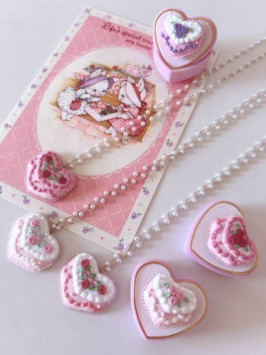 lantana_camara_'s tweet photo. 【Cake House 🎂💗】

ハートのケーキをぎゅっと小さくしたようなアクセサリー🎀
ふわふわのクリームと小さな薔薇を、リボン刺繍でひとつずつデコレーションしました♡

8/26〜9/6
新宿マルイ「Reverie（レヴリ）」にて販売いたします💘 https://t.co/S725D1YtA9