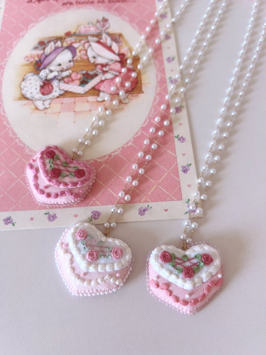 lantana_camara_'s tweet photo. 【Cake House 🎂💗】

ハートのケーキをぎゅっと小さくしたようなアクセサリー🎀
ふわふわのクリームと小さな薔薇を、リボン刺繍でひとつずつデコレーションしました♡

8/26〜9/6
新宿マルイ「Reverie（レヴリ）」にて販売いたします💘 https://t.co/S725D1YtA9