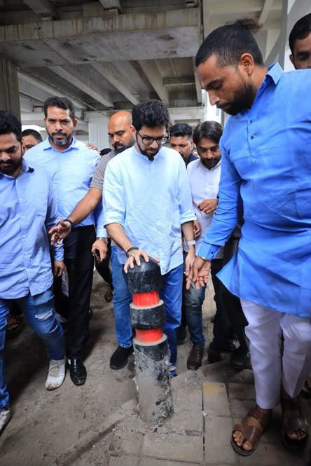 AUThackeray's tweet photo. हिंजवडीतील दयनीय रस्ते, विस्कळीत झालेली वाहतूक तसेच तिथल्या गृहनिर्माण सोसायट्यांसाठी पाणी पुरवठा आणि कचरा व्यवस्थापनासारख्या मूलभूत नागरी पायाभूत सुविधांचा असलेला अभाव ह्यामुळे त्रस्त रहिवाशांना भेटण्यासाठी आज हिंजवडीला भेट दिली.

हिंजवडी महाराष्ट्रातील आयटी क्षेत्राचा केंद्रबिंदू असल्याचे म्हटले जाते, परंतु अशा पायाभूत सुविधांच्या ढासळलेल्या स्थितीमध्ये इथल्या मोठ्या कंपन्या आणि त्यांचे कर्मचारी ट्राफिक, कचरा व्यवस्थापन आणि पाण्यासाठी दररोज संघर्ष करत आहेत.

पायाभूत सुविधांची ही ढासळलेली स्थिती आणि शहर व्यवस्थापनाचा अभाव ह्यामुळे जर इथल्या मोठ्या कंपन्यांनी स्थलांतर केले, तर त्याचा नोकऱ्यांवर मोठा फटका बसेल. 

मला भेटलेले स्थानिक रहिवासी लवकरच एकत्र येऊन आंदोलन करणार आहेत, आम्ही त्यांना आमचा पूर्ण पाठिंबा जाहीर केला आहे.

आम्हाला उत्तरदायित्व आणि काम हवे आहे.