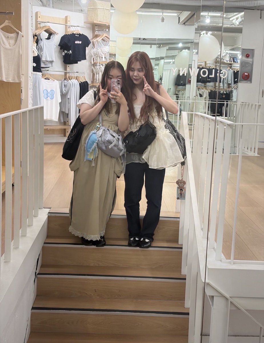 moca_yula08's tweet photo. @yulayula8 
ゆらちゃん～！
お久しぶり！覚えてるかな？🥺

この夏はLureの服をたっくさん着て過ごしてるしLureの服を着てゆらちゃんが澪奈ちゃんと行っていた韓国にも行って聖地巡りもしたんだよ～🇰🇷
インスタのDMでも報告がてら投稿送ったから良ければ見てね🫶🐇⸒⸒ https://t.co/wfMLuUD8Mf