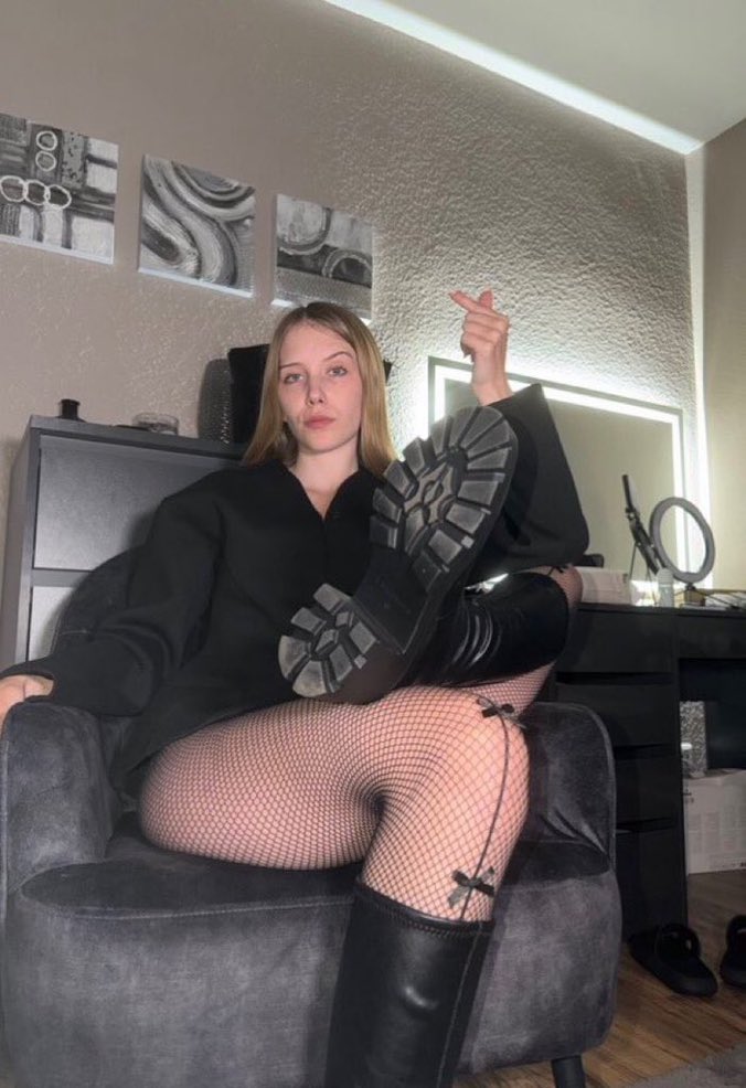 LisaGottin2's tweet photo. Was machst du heute? Wirst du zu mir kommen, ich möchte, dass du meine Stiefelsohlen leckst...🫵🏻😋aber mein Tribut ist obligatorisch👸🏼💥🔥👢🖤

Telegram: https://t.co/7r46FMuV0h https://t.co/s5PIQg7o2E