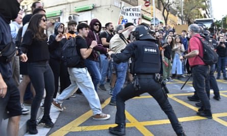 JoseLuisSTAP's tweet photo. La biografia de l'oligarca i depredador financer amb capacitat de privatitzar en benefici propi i causar danys el Park Güell (Patrimoni de la Humanitat de l'@UNESCO), llençar els @mossos contra les veïnes i a sobre riure's en. https://t.co/0pKU18IeKr