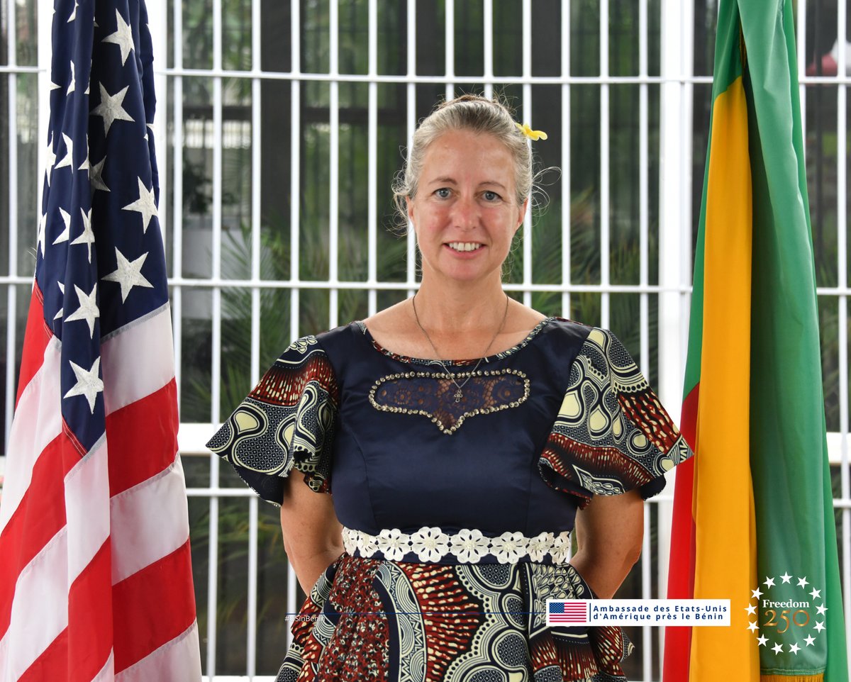 USEmbassyBenin's tweet photo. Après huit semaines et demie de formation intensive en français, en santé, en sûreté et sécurité, ainsi qu’en agriculture durable, deux nouveaux Volontaires du Corps de la Paix ont officiellement prêté serment au Bénin. 

Pendant deux ans, ils travailleront aux côtés de leurs partenaires béninois pour renforcer la sécurité alimentaire, accroître les revenus des ménages et aider les communautés à bâtir des systèmes agricoles plus durables et plus résilients. 

Cette cérémonie marque un nouveau chapitre dans les 58 ans de partenariat entre le Corps de la Paix et le Gouvernement du Bénin — une collaboration fondée sur le respect mutuel, l’amitié et un engagement commun en faveur du développement. 

Aux deux nouveaux Volontaires : merci d’avoir choisi le service, le défi et l’engagement. Votre travail aura un impact durable ! 

#USinBenin #PeaceCorpsBenin #PartenariatUSABénin #AgricultureDurable #SécuritéAlimentaire