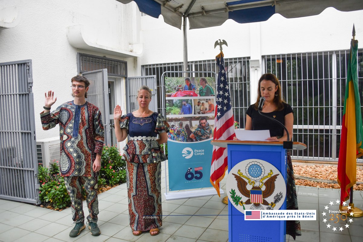 USEmbassyBenin's tweet photo. Après huit semaines et demie de formation intensive en français, en santé, en sûreté et sécurité, ainsi qu’en agriculture durable, deux nouveaux Volontaires du Corps de la Paix ont officiellement prêté serment au Bénin. 

Pendant deux ans, ils travailleront aux côtés de leurs partenaires béninois pour renforcer la sécurité alimentaire, accroître les revenus des ménages et aider les communautés à bâtir des systèmes agricoles plus durables et plus résilients. 

Cette cérémonie marque un nouveau chapitre dans les 58 ans de partenariat entre le Corps de la Paix et le Gouvernement du Bénin — une collaboration fondée sur le respect mutuel, l’amitié et un engagement commun en faveur du développement. 

Aux deux nouveaux Volontaires : merci d’avoir choisi le service, le défi et l’engagement. Votre travail aura un impact durable ! 

#USinBenin #PeaceCorpsBenin #PartenariatUSABénin #AgricultureDurable #SécuritéAlimentaire